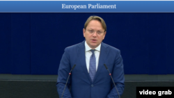 Várhelyi Olivér az Európai Parlamentben 2022. május 5-én