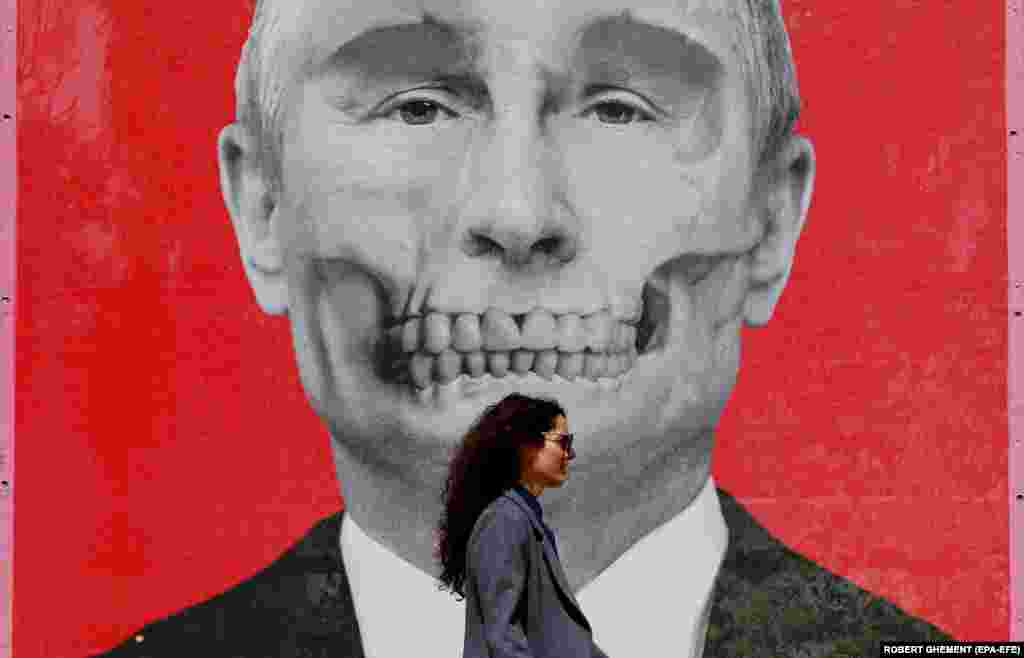 Lobanja sa likom predsednika Rusije Vladimira Putina&nbsp; u blizini ambasade te zemlje u Bukureštu, Ruminiji 29. aprila. Specijalna umetnička operacija je naziv zajedničke akcije iscrtavanja grafita ukrajinskih i ruskih umetnika u Bukureštu. Naziv se referira na zvanično objašnjenje Rusije da je u Ukrajini pokrenula &quot;specijalnu vojnu operaciju&quot;, a ne rat.