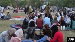 در ماه های اخیر تعداد زیادی از افغانها به شمول خبرنگارانی که در اسلام آباد منتظر دریافت ویزه استند در برابر دفاتر سازمان ملل متحد گردهمایی های اعتراضی بر پا کرده بودند