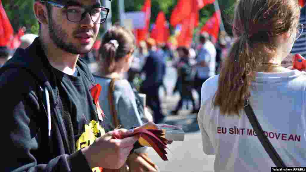 O altă panglică, roșie, apărută în premieră și distribuită gratis, cu însemnele „moldoveniștilor”