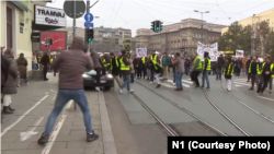 Trenutak kada je 20-godišnju studentkinju udario autombil tokom protestne blokade u Beogradu, 16. januar 2025.