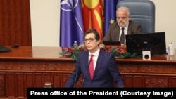 Presidenti Stevo Pendarovski në foltoren e Kuvendit të Maqedonisë së Veriut. Fotografi ilustruese.