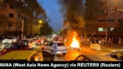Një motoçikletë e djegur gjatë protestave në Teheran më 19 shtator 2022.
