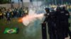 Forțele de securitate braziliene resping pe pe 8 ianuarie 2023 în Piața Celor Trei Puteri din capitala Brasilia o demonstrație violentă a susținătorilor lui fostului președinte Jair Bolsonaro, care a pierdut alegerile prezidențiale din octombrie 2022.<br />
<br />
Manifestanții au acuzat în mod fals fraudarea scrutinului prezidențial&nbsp;în care Luiz Inacio Lula da Silva a fost reales președinte pentru un nou mandat.<br />
<br />
Numit în mod popular Lula, da Silva a fost președintele Braziliei între&nbsp;2003 și 2011, în două mandate consecutive.<br />
&nbsp;