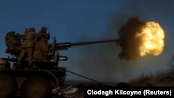 Militari ucraineni trag o salvă anti-aeriană în timp ce armata rusă continuă să stace pe linia frontului în apropiere de orașul Bahmut, 10 ianuarie 2023.