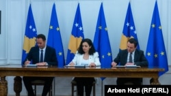 ԵՄ-ին միանալու Կոսովոյի դիմումը ստորագրում են նախագահ Վյոսա Օսմանին, խորհրդարանի խոսնակ Գլաուկ Կոնյուֆկան և վարչապետ Ալբին Կուրտին, Պրիշտինա, 14 դեկտեմբերի, 2022թ.