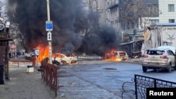 Makina të djegura pas sulmeve ruse në Herson të Ukrainës. 24 dhjetor 2022.