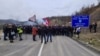 Në mesin e njerëzve të mbledhur më 18 dhjetor në pikën kufitare me Kosovën, shiheshin shenjat e disa grupeve të ekstremit të djathtë.