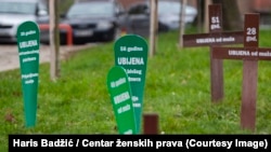 Bosna i Hercegovina, Zenica, postavka zvana "Groblje femicida", koju su 2022. postavili aktivisti Centra za prava žena, povodom 16 dana aktivizma protiv nasilja nad ženama i djevojčicama. 