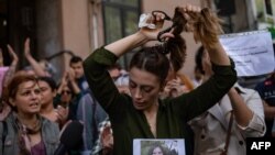 Një iraniane që jeton në Turqi, duke prerë flokët në mbështetje të protestave të grave në Iran. Fotografi nga arkivi. 