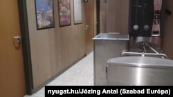 Kapu egy M1-es autópálya melletti gyorsétterem vécéjéhez (képünk illusztráció)