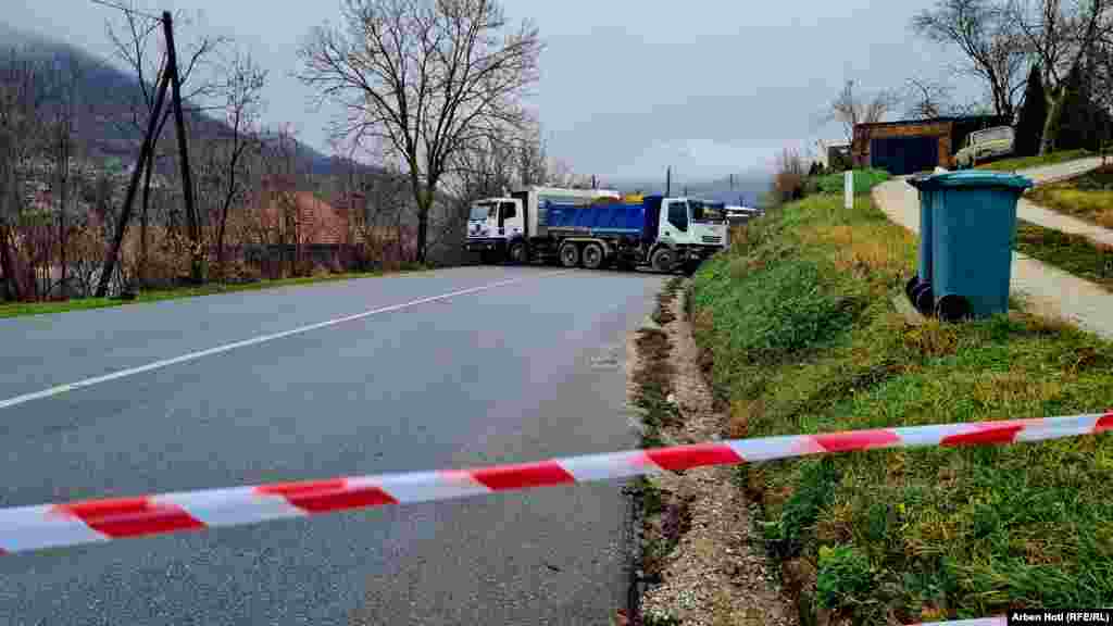 Rruga që kalon nëpër Rudarë çon për në pikën kufitare të Jarinjës, që lidh Kosovën dhe Serbinë.&nbsp;