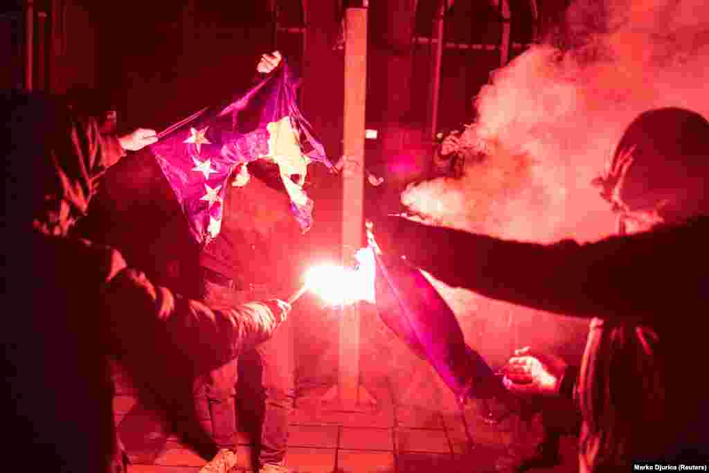Një protestues duke djegur një flamur të Kosovës në Beograd, më 12 dhjetor. Shefi për politikë të jashtme i Bashkimit Evropian, Josep Borrell, ka bërë thirrje për shtensionim të situatës edhe nga Kosova, edhe nga Serbia, përderisa presidenti serb, Aleksandar Vuçiq, ka kërkuar dislokimin e trupave serbe në veriun e Kosovës, duke ngjallur frikë për një luftë të re. &nbsp;