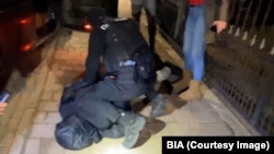 Pjesëtarët e Agjencisë serbe për Siguri dhe Informim (BIA) arrestuan në Bujanoc një person të nacionalitetit shqiptar me inicialet A.B. 27 dhjetor 2022. 