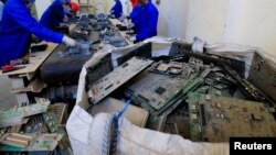 Pojam "otpadna električna i elektronička oprema" (EE otpad) označava različite oblike električne i elektroničke opreme koja je izgubila korisničku vrijednost ili više ne ispunjava svoju izvornu svrhu (na ilustrativnoj fotografiji reciklaža elektroničkog otpada)