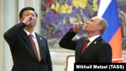 Presidenti rus, Vladimir Putin(djathtas), me liderin kinez, Xi Jinping. Fotografi nga arkivi.
