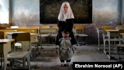 A nyolcéves Mahtab a kabuli Abdul Rahim Sahíd iskola tantermében április 23-án. Miután 2021 augusztusában átvették a hatalmat, a tálibok betiltották a középiskolai oktatást a lányoknak