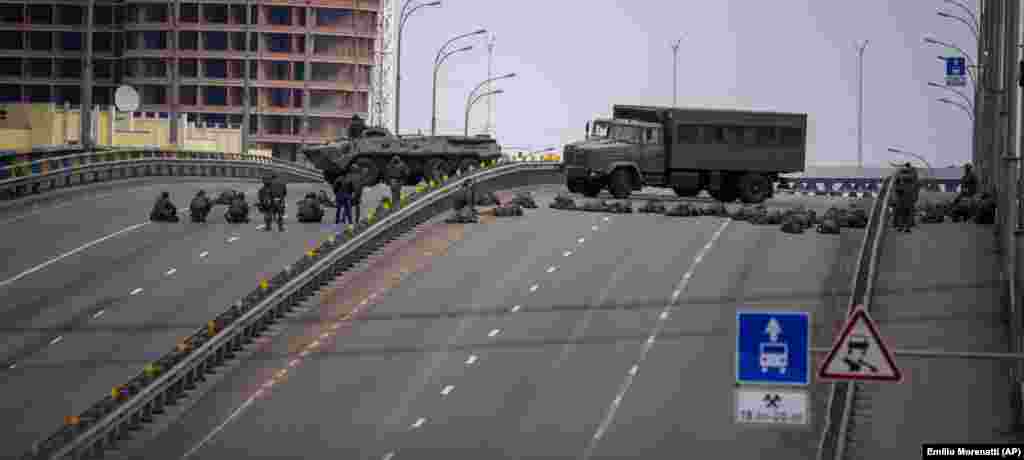 Украинските војници заземаат позиции на мостот во градот Киев на 25 февруари 2022 година. Откако започнаа воздушни напади врз градовите и воените инсталации и прелеваа трупи и тенкови од три правци, руските освојувачи на крајот стигнаа до предградијата на главниот град.