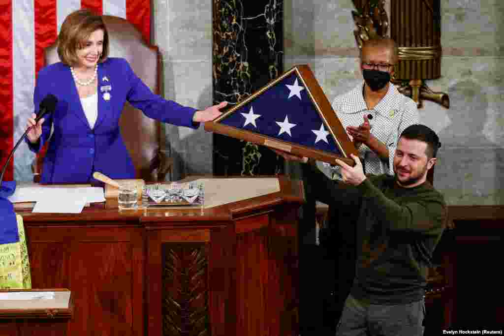 Një flamur amerikan që kishte valuar mbi ndërtesën e Kongresit, më herët gjatë ditës, për nder të tij, i jepet Zelenskyt nga Pelosi. Zelensky përmbylli fjalimin e tij duke thënë: &ldquo;Ju faleminderit shumë, Zoti i ruajttë trupat dhe qytetarët tanë të guximshëm, Zoti i bekoftë gjithmonë Shtetet e Bashkuara të Amerikës. Ju uroj për shumë mot Krishtlindjet dhe një Vit të Ri të lumtur e fitimtar. Slava Ukrayini! (Lavdi Ukrainës!)&rdquo;.