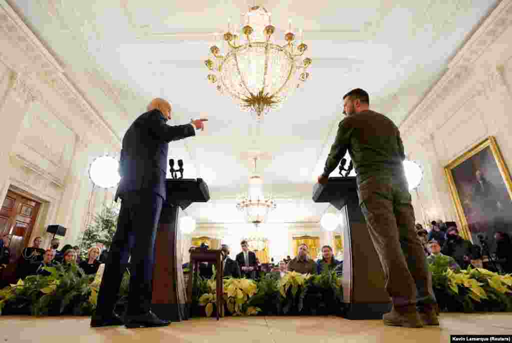 Biden dhe Zelensky mbajnë një konferencë të përbashkët për media në Dhomën Lindore të Shtëpisë së Bardhë. Përderisa projektligji pritet të miratohet, mbështetja e SHBA-së për Ukrainën është zbehur, teksa lufta po vazhdon dhe teksa amerikanët po e ndiejnë peshën e inflacionit të lartë.