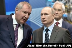 Președintele Vladimir Putin (dreapta) și șeful de atunci al Roskosmos, Dmitri Rogozin, în aprilie 2019.
