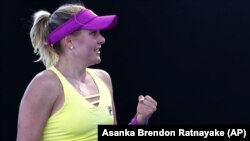 Ukrajinka Kateryna Baindl slavi nakon pobjede protiv Ruskinje Kamile Rakhimove u meču prvog kola Otvorenog prvenstva Australije u tenisu u Melburnu 16. januara 2022.