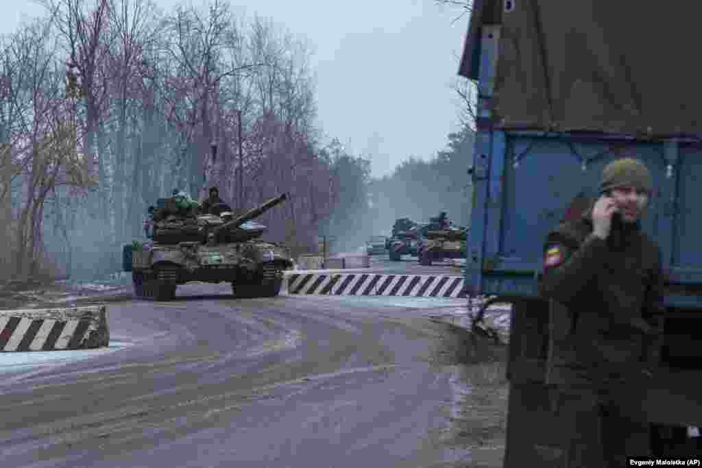Tanket ukrainase duke shkuar drejt vijës së frontit në rajonin e Donjeckut. Trupat ukrainase po mbrojnë pjesët veriore, lindore dhe jugore të Bahmutit kundër forcave ruse, të cilët po sulmojnë ashpër për të marrë në kontroll territorin që disa analistë thonë se nuk ka vlerë strategjike ushtarake.
