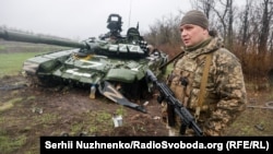 Украински војник до уништен руски тенк
