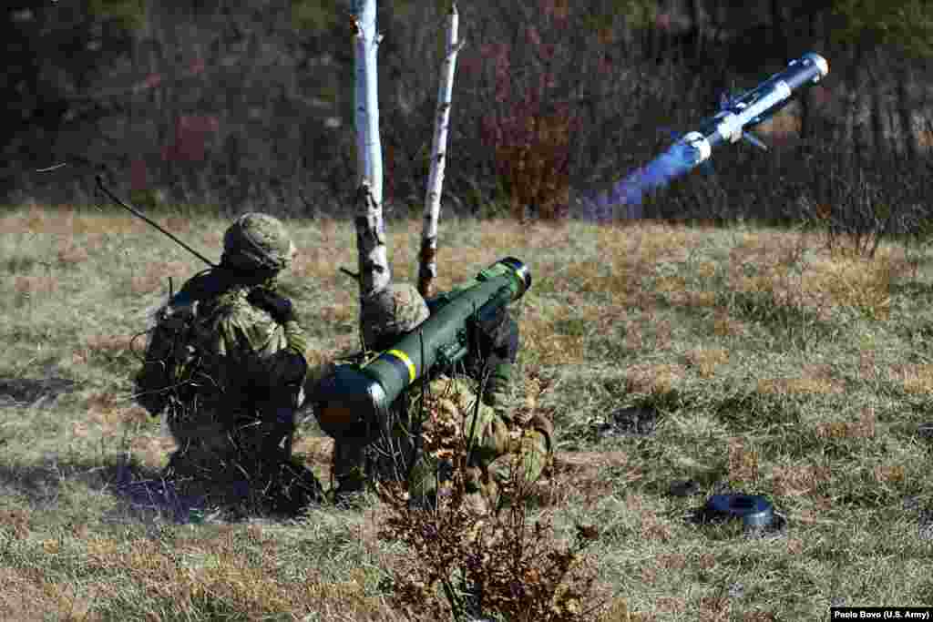 Петстотини проектили Javelin и &bdquo;илјадници други противоклопни системи&ldquo; Ракетите Javelin&nbsp;произведени во САД, веќе имаат широко распространета употреба против руските оклопни сили во конфликтот во Украина. Оружјето овозможува напади &bdquo;пукај и заборави&ldquo; на оддалеченост до 2,6 километри. Во овие напади, ракетата сама се води до избраната цел, што значи дека борците можат да лансираат, а потоа веднаш да бараат засолниште. Еден фрлач и проектил чинат 178.000 долари според буџетот на Пентагон за 2021 година.