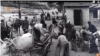 Țărani din RSS Moldovenească obligați să predea toată recolta autorităților sovietice la începutul foametei din 1946-1947. Stop cadru din Pur și Simplu: „Au măturat până și pleava” (2016)