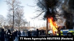 Kontraprosvjednici su zapalili policijski autobus uoči demonstracija koje su desničari parku Sveaparken u Orebru, Švedska, 15. april 2022.