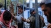 Disa afganë të mbledhur për të marrë ushqim falas në Kabul, Afganistan, 14 Prill 2022.