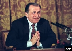 Йон Илиеску говори пред пресата в Букурещ на 20 юли 1990 г., един месец след като полага клетва като президент.
