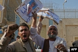 Protestues afganë protestojnë kundër pretendimeve për ngacmim të refugjatëve afganë në Iran, jashtë konsullatës iraniane në Herat, më 11 prill 2022.