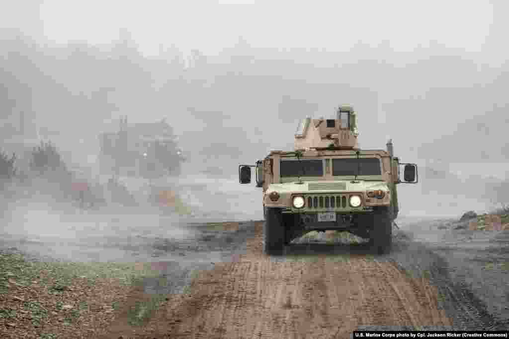 Stotinu oklopnih višenamjenskih vozila visoke pokretljivosti &nbsp; Humvee je postao sinonim za američku vojsku. Vozila sa niskim pregibom mogu biti opremljena oružjem, uključujući teške mitraljeze ili protivtenkovske rakete.