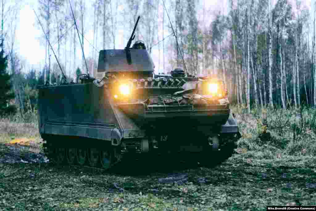 Двесте оклопни транспортери М113 Овие возила забележаа широко распространета борбена употреба во Виетнамската војна, но сега се користат од страна на Соединетите држави главно како возила за поддршка, како што се амбулантни возила на бојното поле. М113 може да превезе до 15 патници и има лесен алуминиумски оклоп, кој штити само од мало оружје и фрагменти од шрапнели.&nbsp; &nbsp;