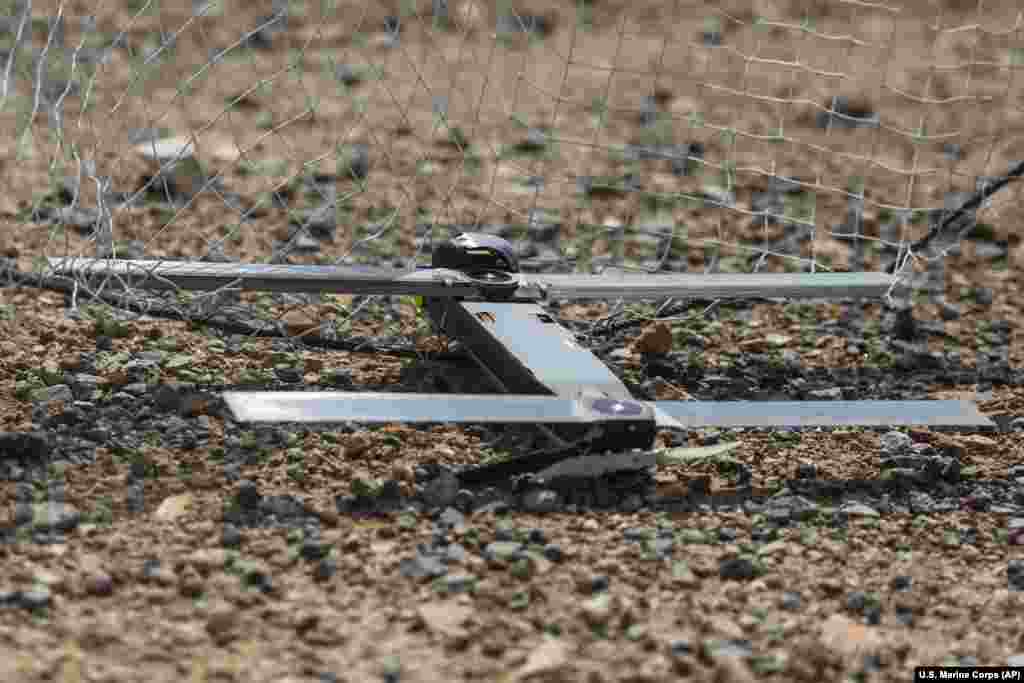 Treqind sisteme të telekomanduara taktike ajrore Switchblade &nbsp; Këta &quot;dronë vetëvrasës&quot; peshojnë vetëm 2.5 kilogramë, dhe mund të dislokohen shpejt nga një tub sikur mortajë, i cili i lëshon ato në ajër. Switchblade përdor pamjet e drejtpërdrejta nga kamera për të gjetur objektivat dhe është i pajisur me bombë të vogël, që mund t&#39;i vrasë armiqtë dhe t&#39;i dëmtojë automjetet jo të blinduara. Sistemi është shumë më i shpejtë dhe më i lirë sesa angazhimi i mbështetjes ajrore, teksa secili dron llogaritet se kushton 6,000 dollarë. Një version më i madh i Switchblade është i aftë të shkatërrojë edhe autoblindat.