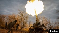 Украински войници стрелят със самоходно оръдие 2С7 Пион по руска позиция на фронтовата линия в Херсонска област през ноември 2022 г.