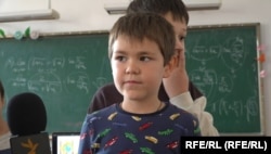 Denis, elev în clasa I