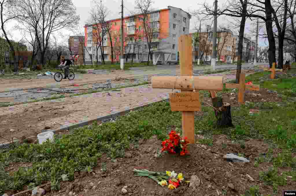 Ubijeni civili Mariupolja ukopani uz cestu, 18. april.