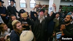 Hebrenjtë hasidikë duke festuar Vitin e Ri në qytetin Uman të Ukrainës. 