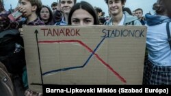 „Az oktatás nem költség, hanem befektetés" – fiatal tüntetőkkel volt tele a Margit híd Budapesten