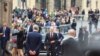 Cancelarul Germaniei, Olaf Scholz, în fața Castelului din Praga, Cehia, unde are loc summitul comunității politice europene, 6 octombrie 2022.

