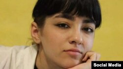 Nika Šakarami, poput 22-godišnje Mahse Amini čija je smrt 16. septembra izazvala talas demonstracija, nejasne okolnosti smrti 16-godišnjakinje i nagovještaji o zataškavanju koje vlasti preduzimaju, učinile su je još jednim tragičnim licem protesta u Iranu.