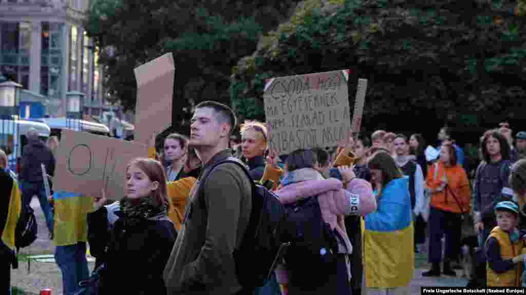 A demonstrációt szervező berlini magyarok által alapított egyesület, a Freie Ungarische Botschaft közleményében azt írta, hogy az egyesület &bdquo;német, ukrán és magyar berlini partnerszervezeteivel közösen nemcsak a magyar miniszterelnök autokratikus és populista hatalomgyakorlását utasította el hangosan, hanem a vendéglátó német kancellárt is felszólította, hogy az Ukrajnában zajló háború kapcsán se kössön kompromisszumot Putyin-párti tárgyalópartnerével&rdquo;