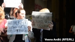 Protesti građana ispred redakcije srbijanskog tabloida Informer, u Beogradu, 28. septembra 2022.
