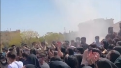 Iranske učenice isteruju službenika ministarstva
