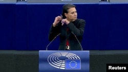 Švedska zastupnica u Evropskom parlamentu Abir Al-Sahlani odrezala je kosu tokom govora u Evropskom parlamentu