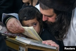 Hebrenjtë hasidikë duke u lutur për Vitin e Ri (Rosh Hashanah).