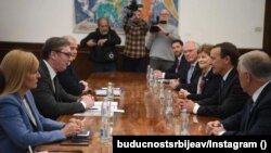 Takimi midis presidentit të Serbisë, Aleksandar Vuçiq, me senatorët amerikanë Chris Murphy, Jeanne Shaheen dhe Thomas Tillis. Beograd, 19 prill 2022.
